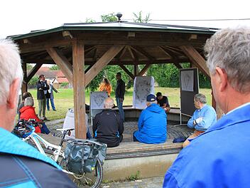 Bei einem Treffen vor Ort konnten sich Diebacher Bürger zu den Plänen für die Neugestaltung des Dorfplatzes auf der Schäferwiese äußern.