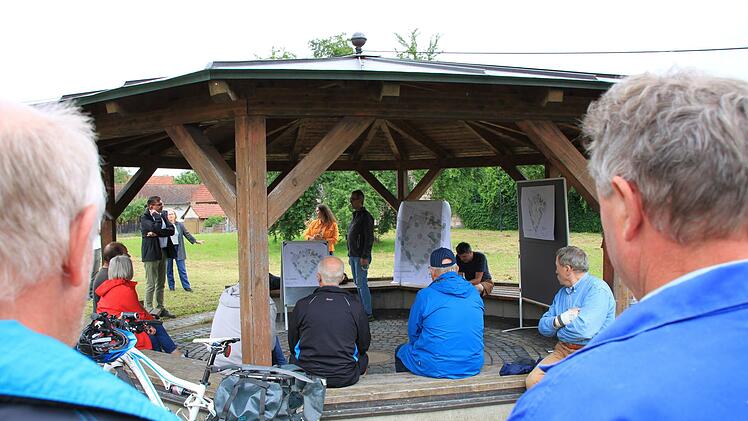 Bei einem Treffen vor Ort konnten sich Diebacher Bürger zu den Plänen für die Neugestaltung des Dorfplatzes auf der Schäferwiese äußern.