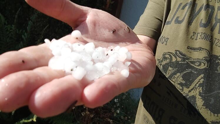 Unwetter zieht über Mittelfranken: Hagelkörner beschädigen Terrassendach