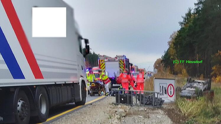 A3 bei Höchstadt: Feuerwehr wird eingeklemmte Person nach Autounfall gemeldet