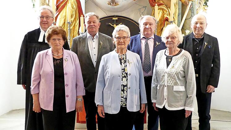 Diese Männer und Frauen feierten in Trebgast ihr eiserne Konfirmation. Unser Bild zeigt (vorn, von links) Irmgard Herold, Elfriede Pausch und Inge Pfaffenberger sowie (dahinter, von links) Pfarrer Peter Ahrens, Karl-Heinz Lauterbach, Helmut Ganzle...