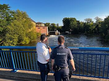 Mann in die Regnitz gest&uuml;rzt: Rettungsma&szlig;nahmen laufen