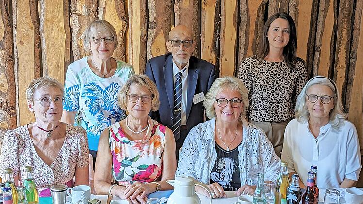 Den Tagungsvorstand bildeten (vorn von links) Beate Schießl-Sedlmeier (Frauenbetreuerin im Landesvorstand), Maria Bördlein (Frauenbetreuerin im Bezirksvorstand), Lorette Weiß (Frauenbetreuerin KV Bad Kissingen) und Michaela Metz (Kreisgeschäftsfüh...