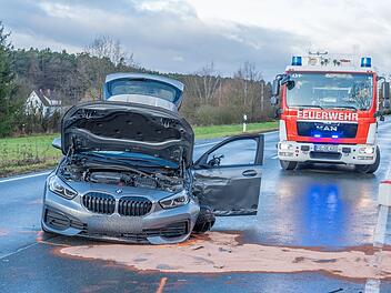 Kreis Forchheim: Mindestens ein Verletzter nach Frontal-Crash auf der B470 - Bundesstraße komplett gesperrt Kreis Forchheim: Mindestens ein Verletzter nach Frontal-Crash auf der B470 - Bundesstraße komplett gesperrt