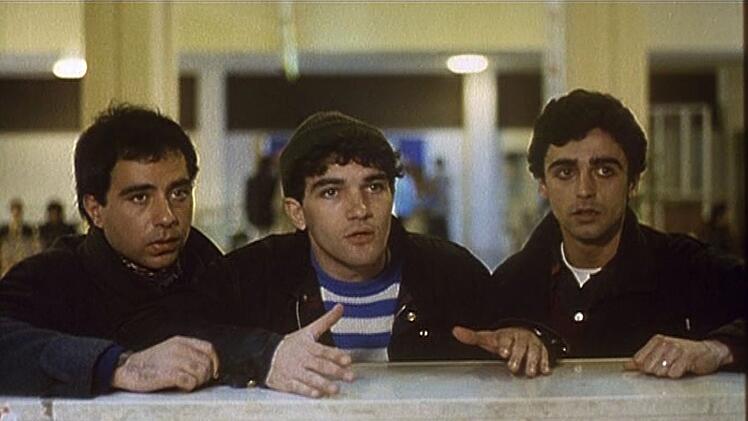 Entdeckt wurde Banderas (Mitte) von Almodóvar in einem kleinen Theater in Málaga.