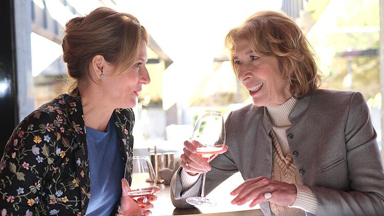 Constanze (Adele Neuhauser, rechts) berichtet ihrer Freundin Karin (Caroline Frank) die Details ihres Abenteuers.