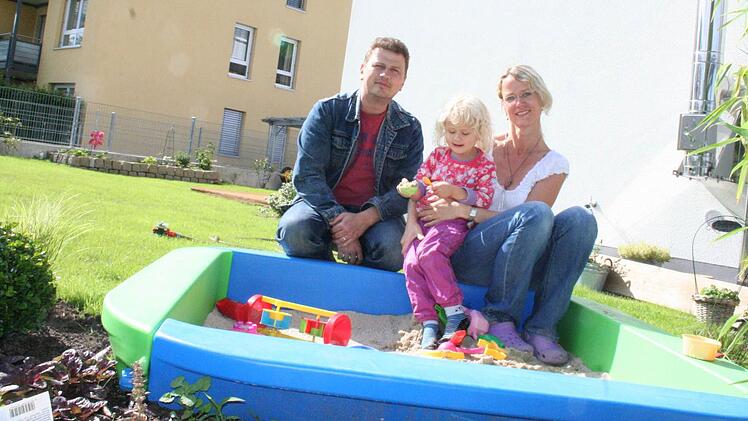 Michael und Anette Schlosser, mit Töchterchen Elena Maria (3),   schätzen die kurzen Wege in der  Forchheimer Innenstadt und  das Angebot für Kinder. Deshalb sind sie von Kirchehrenbach nach Forchheim gezogen.