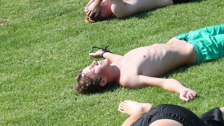 Danach sackten die Schwimmer erschöpft ins Gras.