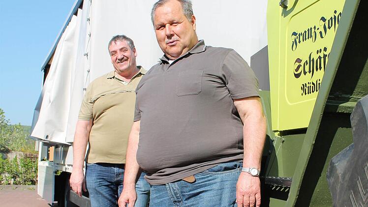 Roland Wandelt (links) und Franz Schäfer begleiten die Pilger mit dem Gepäck-Traktor.