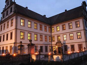 Das Wasserschloss der Stauffenbergs bot einen herrlichen Hintergrund für den Weihnachtsmarkt. Foto: Günther Geiling