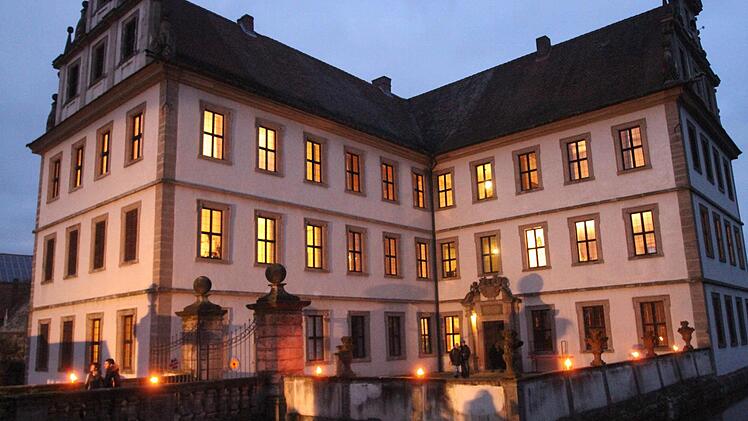 Das Wasserschloss der Stauffenbergs bot einen herrlichen Hintergrund für den Weihnachtsmarkt. Foto: Günther Geiling