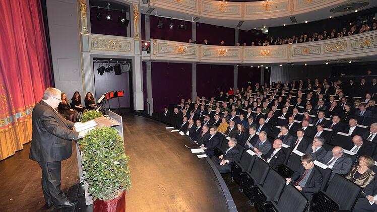 Der OLG-Präsident bei seiner Begrüßung des nahezu voll besetzten Theaters. Foto: Ronald Rinklef