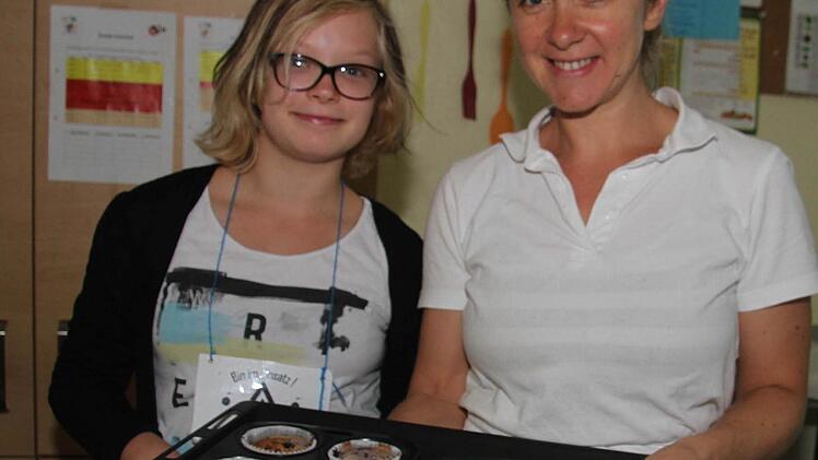 Celine Bechmann (12) und Annika de Ridder präsentieren fertige Muffins. Foto: Sonja Adam