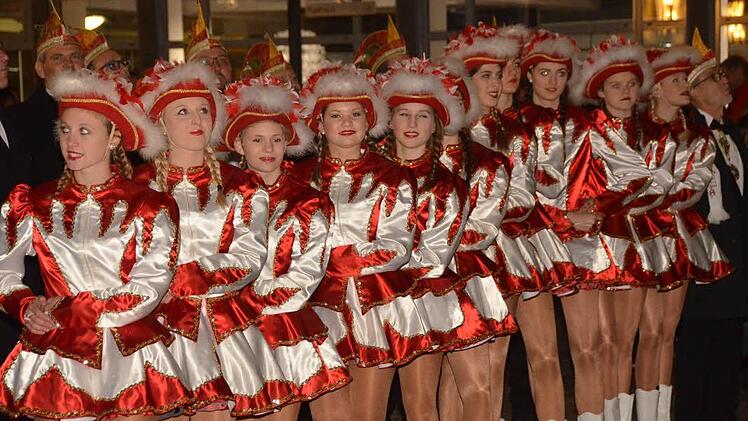 Die Narren beim Rathaussturm in Bad Kissingen.  Foto: Peter Rauch