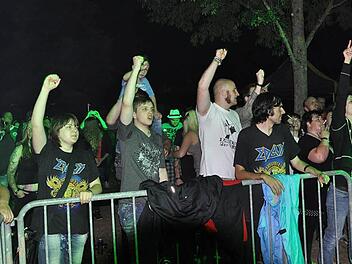 Die Fans jubeln. Genau so gut wie vergangene Rock-Open-Airs wie hier im Bild soll auch das n&auml;chste am 2. Juli werden.  Fotos: Andr&eacute; R&ouml;ttger