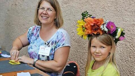 Susanne und Eva Bocklet basteln auf dem Spielfest gemeinsam. Foto: Björn Hein