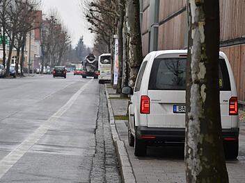 Pkw und Bus machen es falsch: Weder auf dem Gehweg, noch auf der Straße darf entlang des Parkhauses in der Lichtenhaidestraße geparkt werden. Die weiße, durchgezogene Linie des Radfahrstreifens darf eigentlich nicht überfahren werden. Fotos: Ronald Rinklef