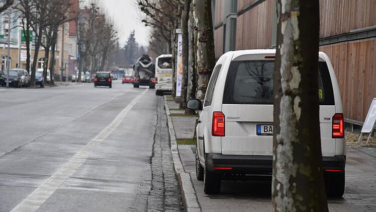 Pkw und Bus machen es falsch: Weder auf dem Gehweg, noch auf der Straße darf entlang des Parkhauses in der Lichtenhaidestraße geparkt werden. Die weiße, durchgezogene Linie des Radfahrstreifens darf eigentlich nicht überfahren werden. Fotos: Ronald Rinklef
