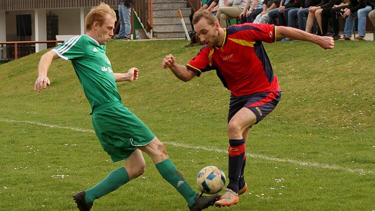 Auf der linken Außenbahn versucht sich der Kirchlauterer David Stöhr (rechts) gegen den Steinsfelder Manuel Werner durchzusetzen.
