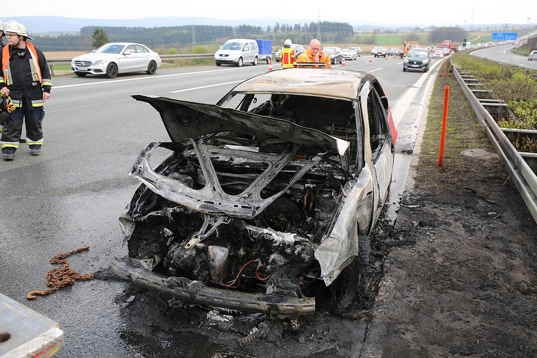 Autofahrer kracht in Leitplanke und fŠngt Feuer - Fahrer kann sich leicht verletzt retten