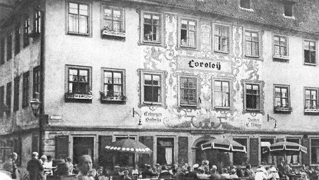 Die "Loreley" in der Herrngasse beim Convent im Jahre 1910 - auch hier wurde schon mit Birke dekoriert. Foto: CT-Archiv