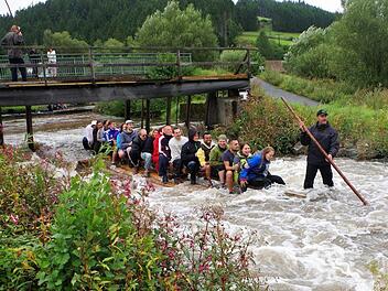 Trotz der niedrigen Temperaturen herrschte auf den Flößen eine Bombenstimmung. Foto: Gerd Fleischmann