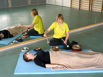 So sieht Entspannung aus:  Adelheid Schenk und ihre Klangschalen bescheren  Nancy Grau  (vorne) ein paar entspannte Minuten. Denn in der  "Therme  Natur" wissen sie, dass ein achtsamer Umgang mit dem Körper und der eigenen Gesundheit viel Wert ist.Berthold Köhler