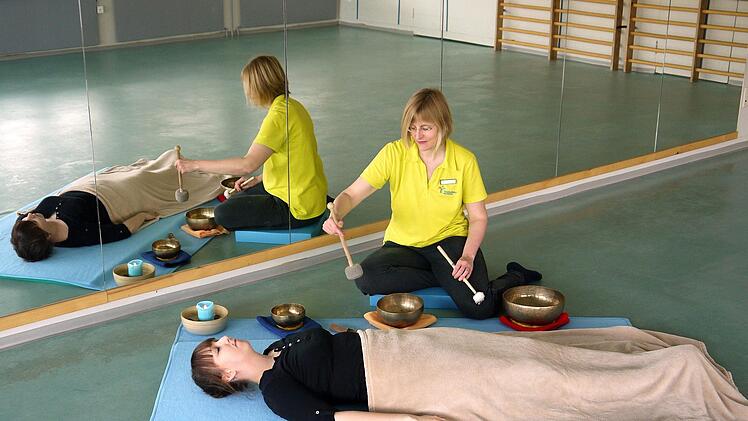 So sieht Entspannung aus:  Adelheid Schenk und ihre Klangschalen bescheren  Nancy Grau  (vorne) ein paar entspannte Minuten. Denn in der  "Therme  Natur" wissen sie, dass ein achtsamer Umgang mit dem Körper und der eigenen Gesundheit viel Wert ist.Berthold Köhler