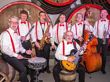 Die "Old Beertown Jazzband" stellte sich - passender Weise im Bayerischen Brauereimuseum - zum Gruppenfoto  mit (von links) Peter "Pit" Brendel, Sepp Roth, Wolfgang Schrepfer, Jürgen Punzet, Wolfgang Diem, Conny Fischer und Daniel Hoffmann.privat