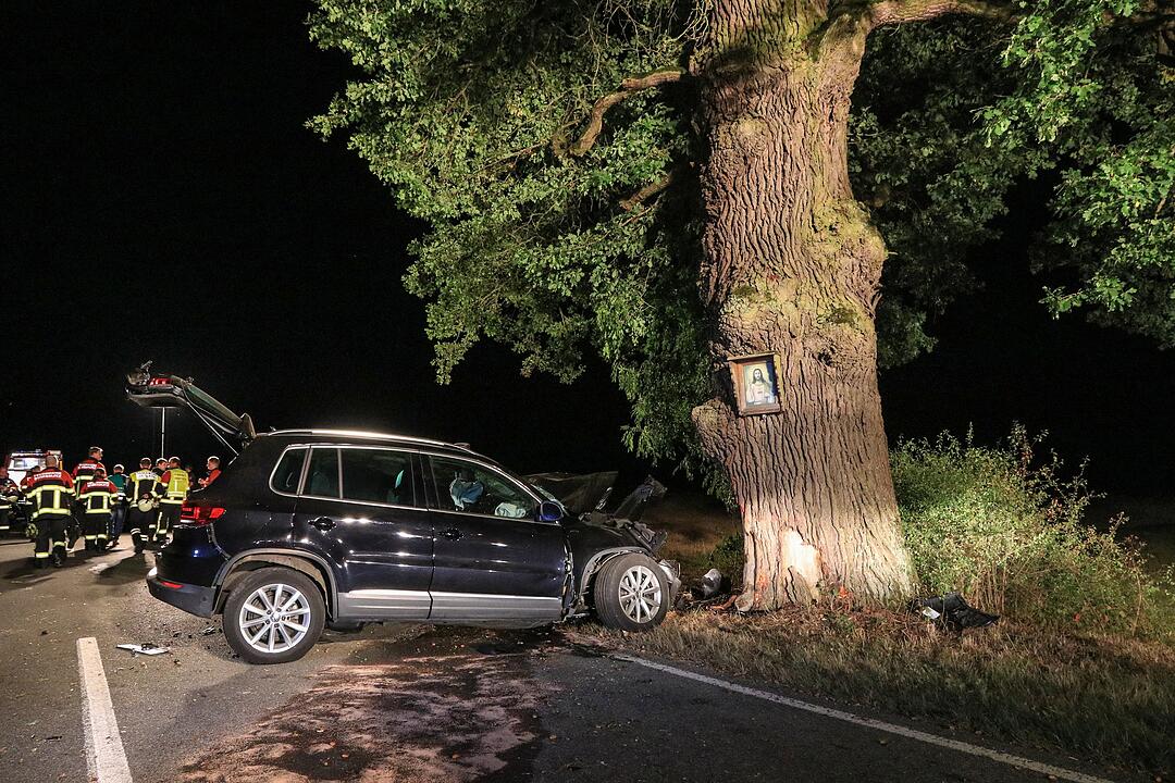SUV knallt frontal gegen Baum