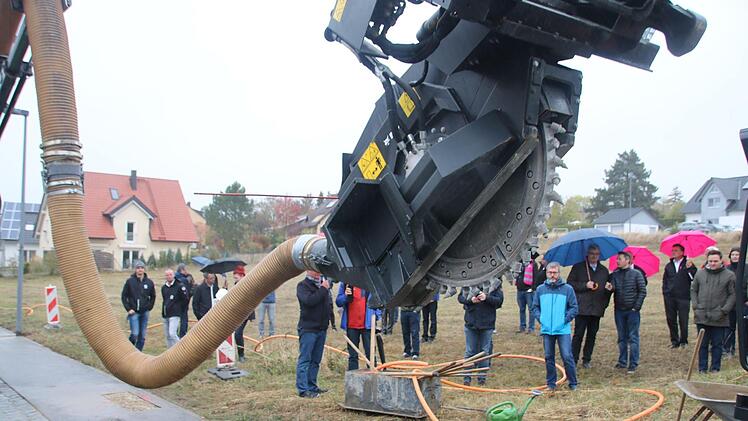 Das Fräswerk schneidet einen zehn Zentimeter breiten Graben in den Asphalt; das Erdreich wird dann vom Saugbagger entnommen. Anschließend werden die Glasfaserkabel in dem 40 Zentimeter tiefen Graben verlegt.Matthias Einwag