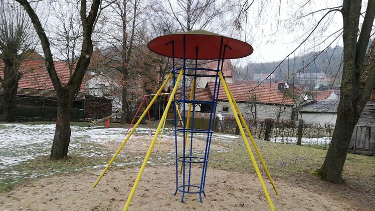 Einige Geräte des Burghäuser Spielplatzes haben noch den Charme der späten 1960er Jahre. Das soll sich 2019 ändern. Foto: Heike Beudert