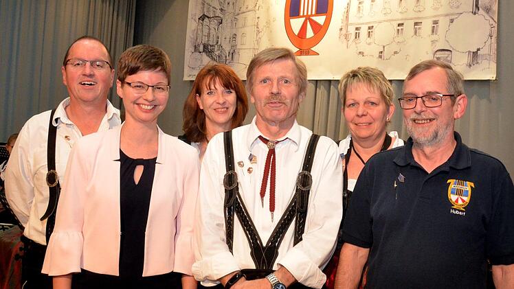 Der Nordbayerische Musikverband ehrte durch Stefanie Geiling ein gutes Dutzend Maßbacher Musiker für 10 - 50-jähriges Wirken. Von links: Stefan Treuting, Stefanie Geiling vom NBMV, Beate Hub, Karl Heinz Helmerich, Gabi Lösch und Hubert Klopf. Foto: Peter Rauch
