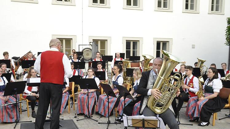 Das Symphonische Blasorchester Volkach ist ein Synonym für erlesene konzertante und symphonische Blasmusik, die jeden Blasmusikfreund begeistert.Peter Klopf