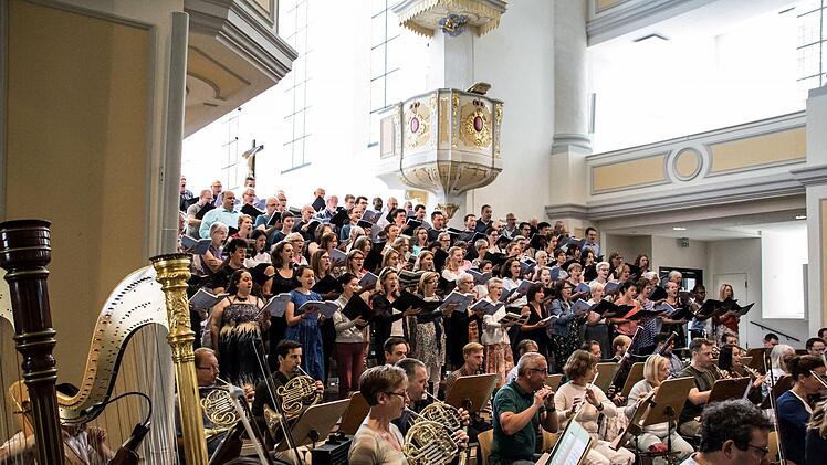 Richard Cooke probt mit dem Philharmonischen Orchester, dem Chor des Landestheaters und der Royal Choral Society die "Sea Symphony" von Ralph Vaughan Williams in der Coburger Morizkirche.Foto: Jochen Berger