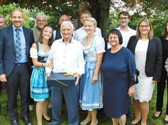 Max Schneider (vorne, mit Geschenk) im Kreise der großen Familie. Es gratulierten auch Stadtrat Dieter Hägele (links) und stellvertretender Landrat Jörg Kunstmann (Dritter von links). Foto: Horst Wunner