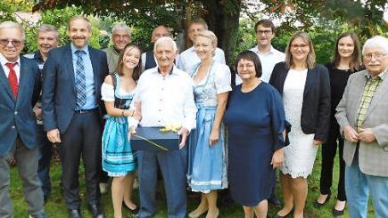 Max Schneider (vorne, mit Geschenk) im Kreise der großen Familie. Es gratulierten auch Stadtrat Dieter Hägele (links) und stellvertretender Landrat Jörg Kunstmann (Dritter von links). Foto: Horst Wunner