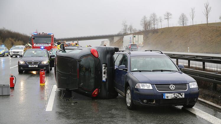 Unfall auf A9: Insgesamt 13 Autos verunglückten am Freitagnachmittag auf der Autobahn bei Münchberg. Foto: NEWS5/Fricke
