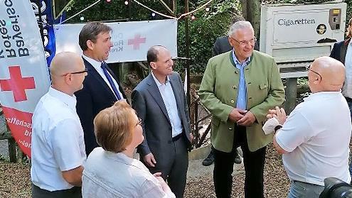 Bayerns Innenminister Herrmann (Zweiter von rechts) im Gespräch mit den BRK-Verantwortlichen
