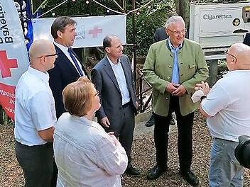 Bayerns Innenminister Herrmann (Zweiter von rechts) im Gespräch mit den BRK-Verantwortlichen