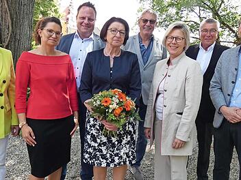 Ein Dankeschön an die scheidende Geschäftsführerin: Unser Bild zeigt (von links) Awo-Kreisvorsitzende Inge Aures, Tochter Theresa Weith, Oberbürgermeister Ingo Lehmann, Elisabeth Weith, stellvertretenden Kreisvorsitzenden Hartmut Rochholz, Hauptg...