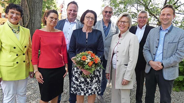 Ein Dankeschön an die scheidende Geschäftsführerin: Unser Bild zeigt (von links) Awo-Kreisvorsitzende Inge Aures, Tochter Theresa Weith, Oberbürgermeister Ingo Lehmann, Elisabeth Weith, stellvertretenden Kreisvorsitzenden Hartmut Rochholz, Hauptg...