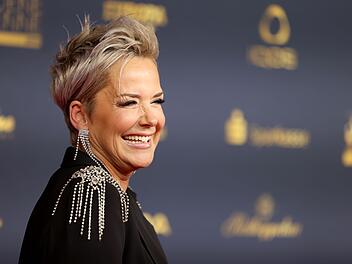 Inka Bause, aktuell 57 Jahre alt, hat eine beneidenswert fr&ouml;hliche Ausstrahlung.