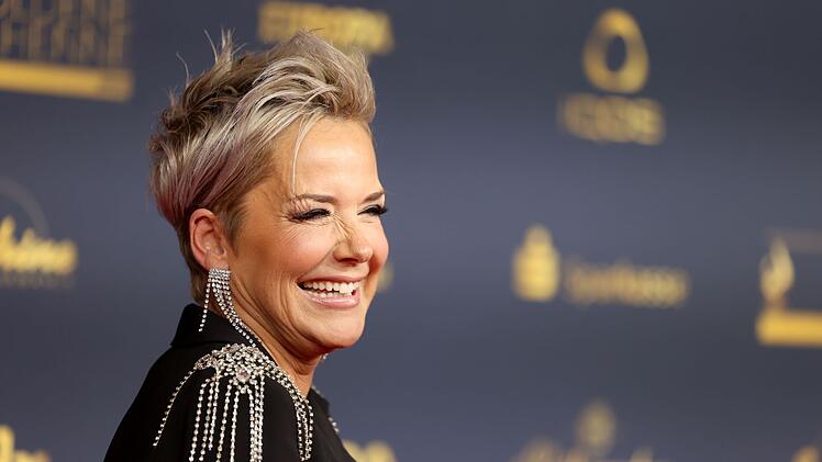 Inka Bause, aktuell 57 Jahre alt, hat eine beneidenswert fr&ouml;hliche Ausstrahlung.