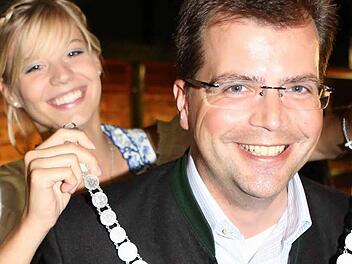 Sandmadla Samira legt Christian Lange die Schützenkette um. Fotos: RiegerPress