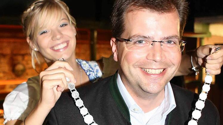 Sandmadla Samira legt Christian Lange die Schützenkette um. Fotos: RiegerPress