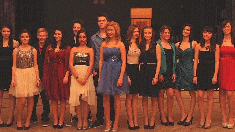 Erinnerungsbild beim Abschlussball: Sie machten den Tanzkurs bis zum stilvollen Schlusstakt mit.Alle Fotos: Günther Geiling