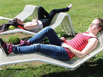 Die Schülerinnen Julia Stumpf und Alicia Schierhalt nutzen die Mittagspause, um im Stadtpark zu entspannen und Sonne zu tanken.