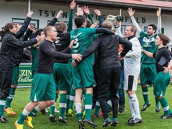 Feiertag in Neudrossenfeld: Nach dem 1:0-Sieg gegen den Hauptkonkurrenten im Titelrennen der Landesliga Nordost, TSV Buch, führt das Team um Torhüter Matthias Küfner Freudentänze auf. Am Sonntag in Pegnitz heißt es wieder: volle Konzentration, um den Fünf-Punkte-Vorsprung zu verteidigen. Foto: Alexander Muck