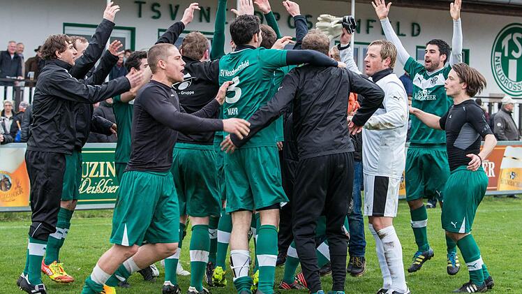 Feiertag in Neudrossenfeld: Nach dem 1:0-Sieg gegen den Hauptkonkurrenten im Titelrennen der Landesliga Nordost, TSV Buch, führt das Team um Torhüter Matthias Küfner Freudentänze auf. Am Sonntag in Pegnitz heißt es wieder: volle Konzentration, um den Fünf-Punkte-Vorsprung zu verteidigen. Foto: Alexander Muck